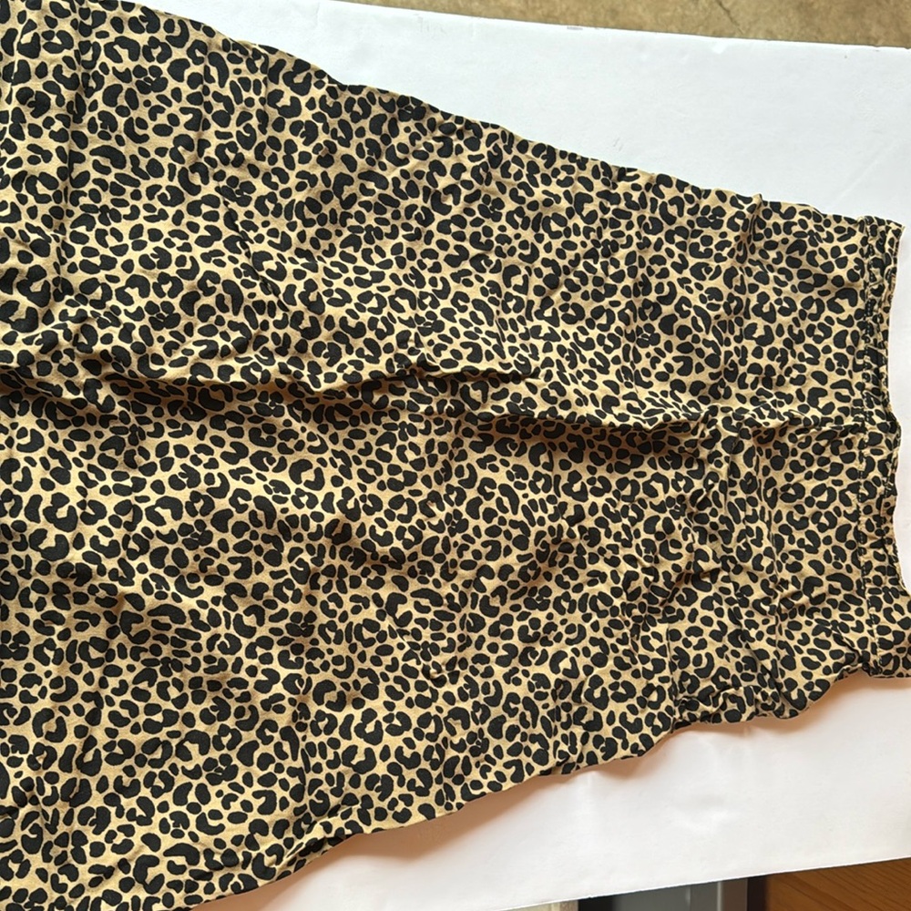 Old navy women’s XS flowy skirt. MIDI about knee length- 5’3 reference.